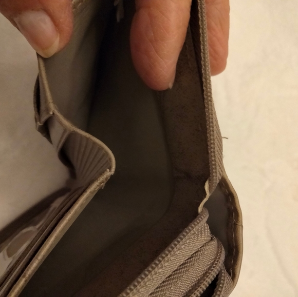 Buxton top grain cow hide leather wallet. - Picture 4 of 9